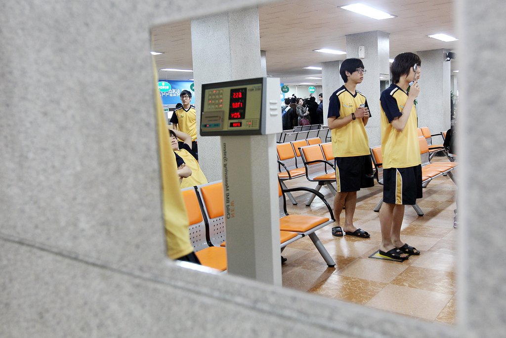 서울 영등포구 신길동 서울지방병무청장에서 징병검사 대상자들이 시력과 키를 측정하고 있다.<<연합뉴스DB>>