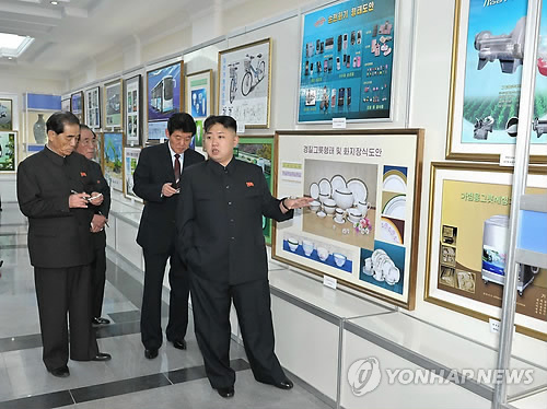 김정은 국가산업미술전시회장 시찰