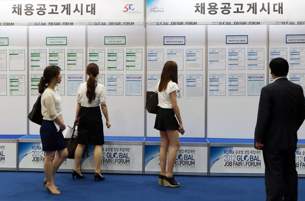서울 강남구 삼성동 코엑스에서 열린 취업박람회에서 구직자들이 채용공고를 살펴보고 있다.(자료사진)