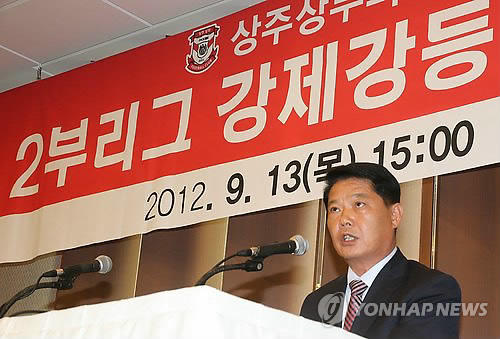 기자회견하는 이재철 상무 단장