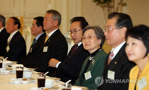 이 대통령, 교육관계자들과 오찬