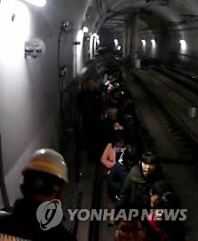 사고후 대피하는 승객들