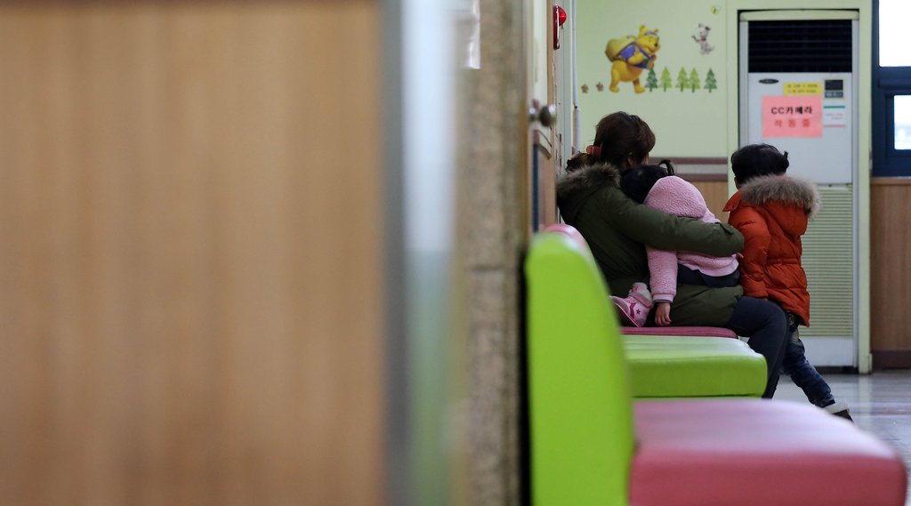 서울 시내 한 아동병원을 찾은 보호자와 어린이가 진료를 기다리고 있다. <<연합뉴스DB>>