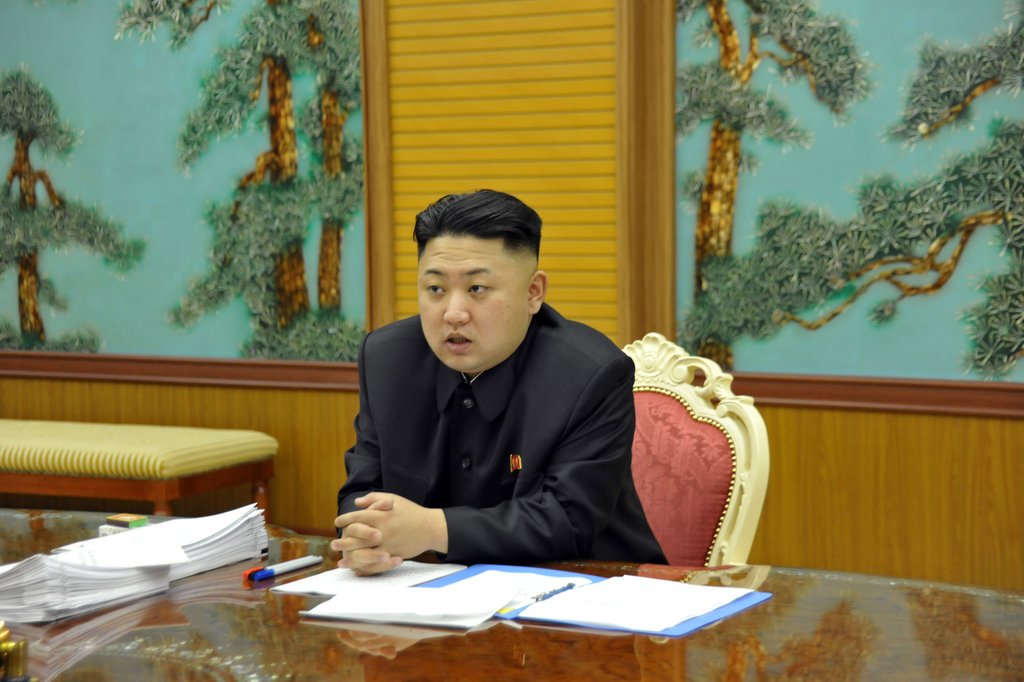 김정은 북한 국방위원회 제1위원장이 유엔 안전보장이사회의 대북 제재 결의 채택을 비롯한 최근 정세와 관련해 국가안전 및 대외부문 일꾼협의회를 주재하고 있는 모습. 조선중앙통신은 이 사진을 보도하며 정확한 촬영 장소와 날짜를 밝히지 않았다.(자료사진)