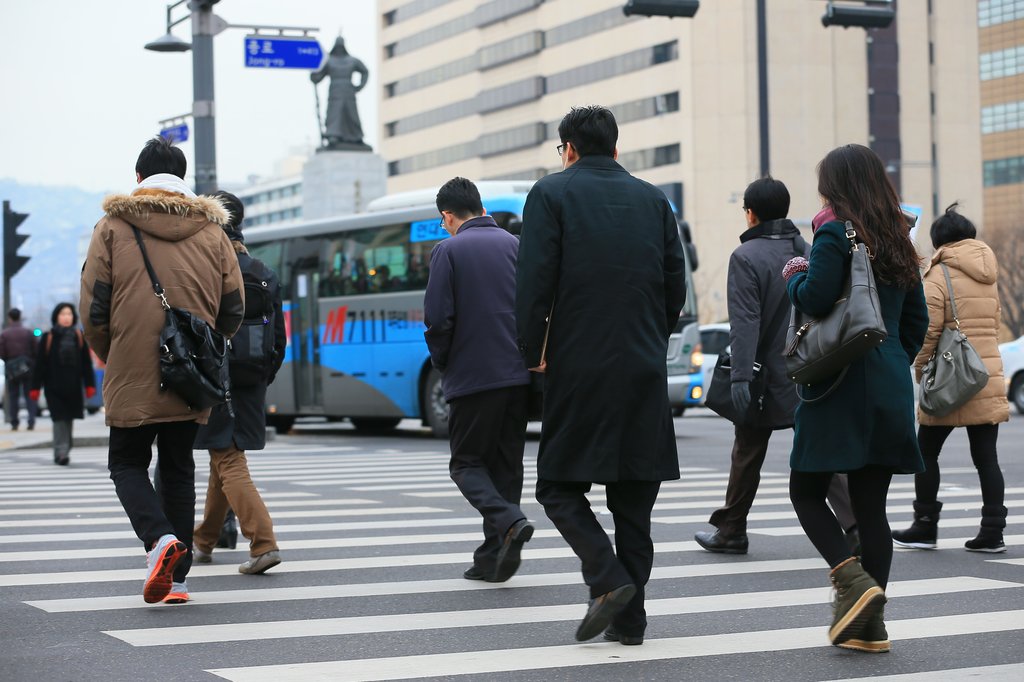 시민들이 서울 광화문 네거리를 건너고 있다. <<연합뉴스DB>>