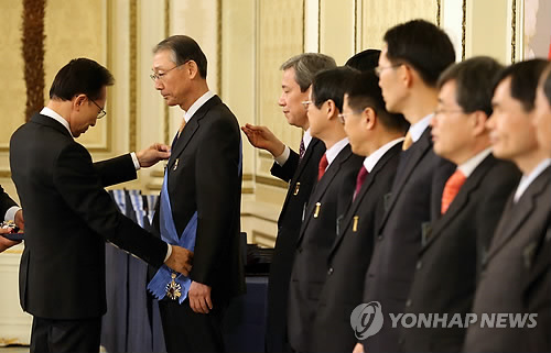 훈장받는 나로호 성공 공로자