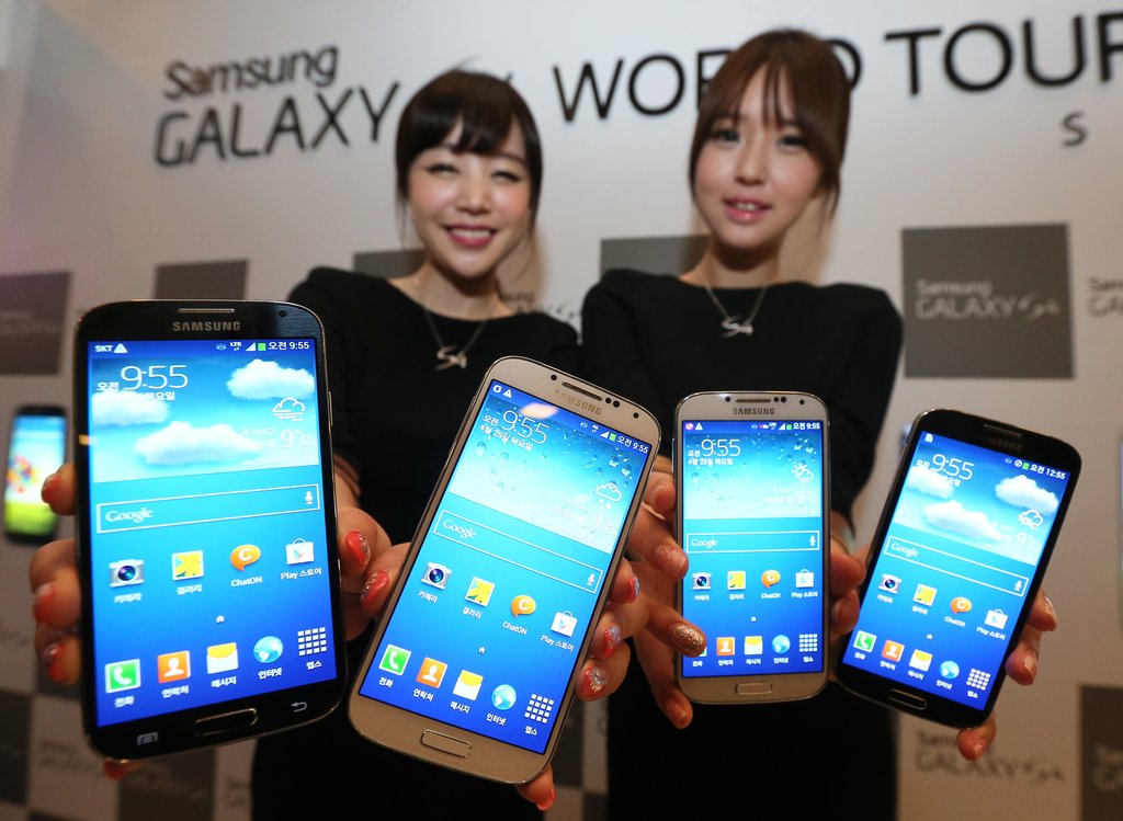 모델들이 갤럭시S4 휴대전화를 선보이고 있다. <<연합뉴스DB>>