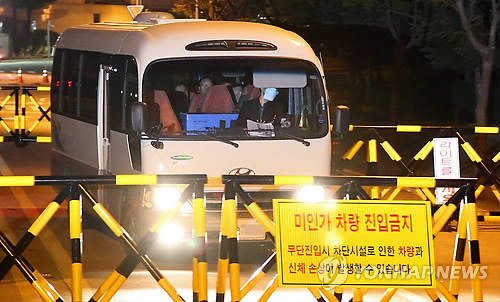 서울 서초구 국정원 앞에서 압수수색을 마친 검찰차량이 밖으로 나오고 있다.(자료사진)