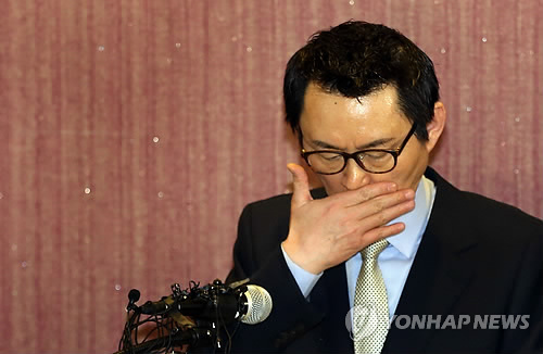 박근혜 대통령의 방미 수행 중 성추행 의혹으로 경질된 윤창중 전 청와대 대변인이 11일 오전 서울 종로구 부암동 하림각에서 기자회견을 마친 후 손으로 입을 가리고 있다.(자료사진)