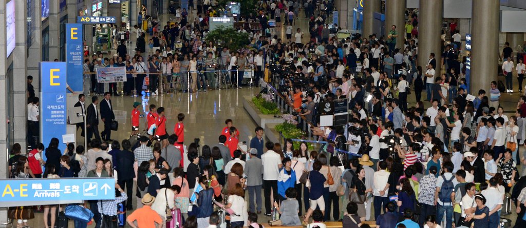 붐비는 인천국제공항 입국장 (연합뉴스 자료사진)