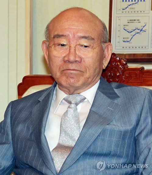 전두환 전 대통령이 지난 2012년 7월 12일 서대문구 연희동 자택에서 예방온 강창희 국회의장과 대화하는 모습. << 연합뉴스 DB >>
photo@yna.co.kr