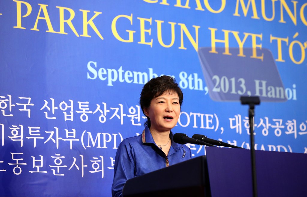 베트남을 국빈 방문 중인 박근혜 대통령이 지난 8일 오후(현지시간) 하노이 그랜드플라자호텔에서 열린 한-베트남 경제협력 만찬 간담회에서 인사말을 하고 있다. 