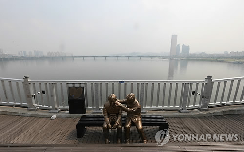 마포대교 자살예방 조형물 (연합뉴스 자료사진)