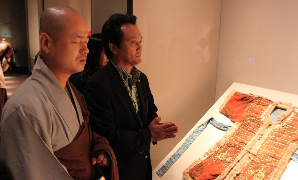 2013년 10월 1일 안민석 의원과 혜문 스님이 도쿄 국립박물관에서 도난된 것으로 추정되는 조선 왕실 물품을 살펴보고 있다.(연합뉴스 DB)