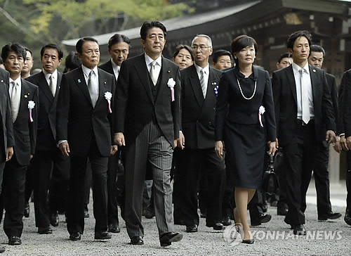 (교도=연합뉴스.자료사진) 아베 신조(安倍晋三) 일본 총리가 작년 10월 2일 부인 아키에(昭惠)여사, 아소 다로(麻生太郞) 부총리 등과 함께 미에(三重)현 이세(伊勢)시의 이세신궁에서 20년마다 한번씩 열리는 전통의식에 참석했을 당시 모습.
2013.10.2 <<국제뉴스부 기사참조>>
jhcho@yna.co.kr