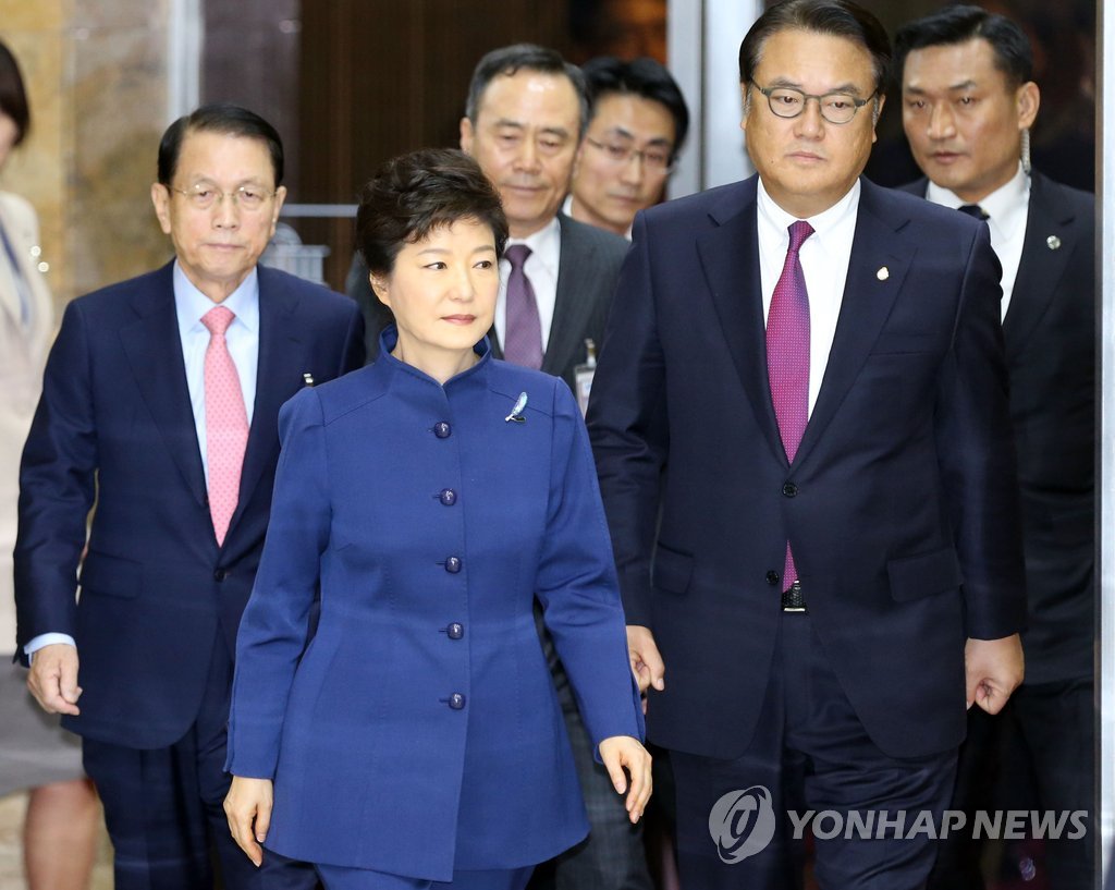 국회 본회의장 들어서는 박근혜 대통령