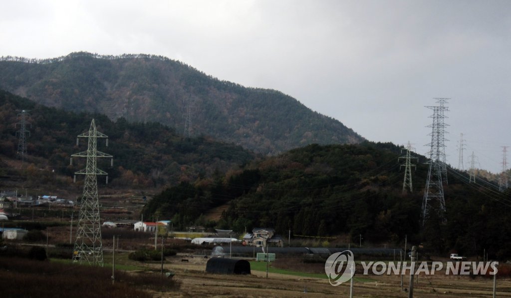 여수 봉두마을 둘러싼 대형 송전탑
