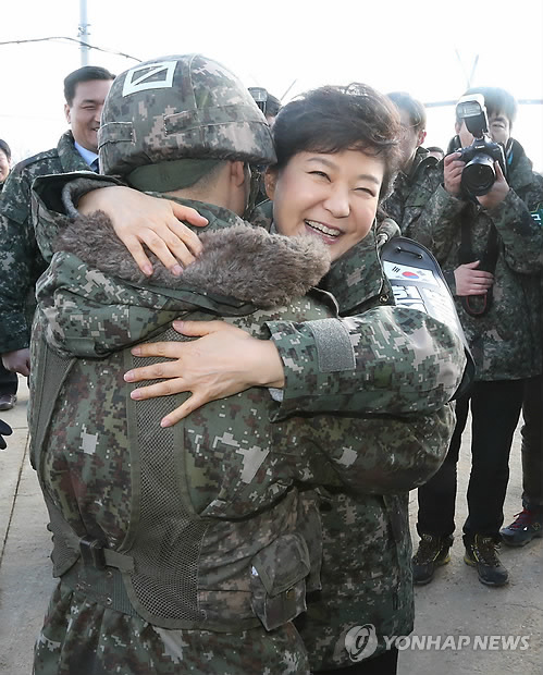 GOP장병 안아주는 박근혜 대통령