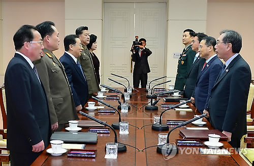 지난 2월 판문점 우리측 지역 평화의 집에서 열린 남북 당국간 고위급 접촉에서 우리측 수석대표 김규현 청와대 국가안보실 1차장(오른쪽 두번째)과 북측 수석대표 원동연 통일전선부 부부장이 자리에 앉기전 인사말을 하고 있다. (연합뉴스 자료사진)
