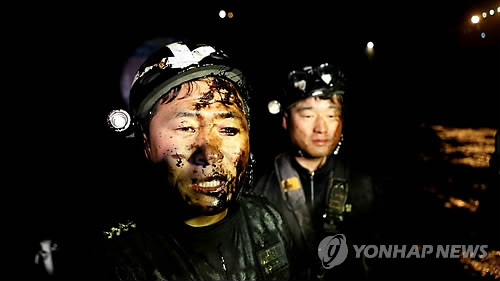 화물선 기름 유출 구멍 막은 해경 대원