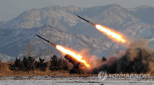 북한이 한미연합훈련인 키 리졸브(KR) 연습 시작일에 단거리 탄도미사일을 발사한 데 대해 우리 정부가 유엔 안전보장이사회 북한제재위원회에 서한을 보내 공식적으로 문제를 제기한 것으로 알려졌다. 2009년 1월 조선중앙통신이 보도한 북한군의 포사격 훈련 모습. (연합뉴스 자료사진)