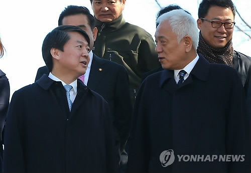 이야기하는 김한길과 안철수