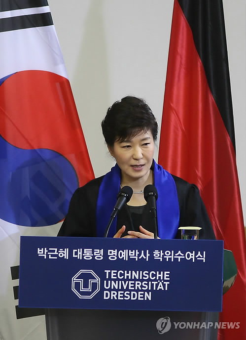 박근혜 대통령이 독일 국빈방문 마지막 날인 28일 오전(현지시간) 작센주 드레스덴공대를 방문, 교수. 학생등을 대상으로 통일 프로세스를 밝히고 있다.