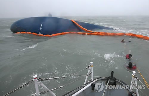 <여객선침몰> 선내 진입 위한 탐색선 설치작업