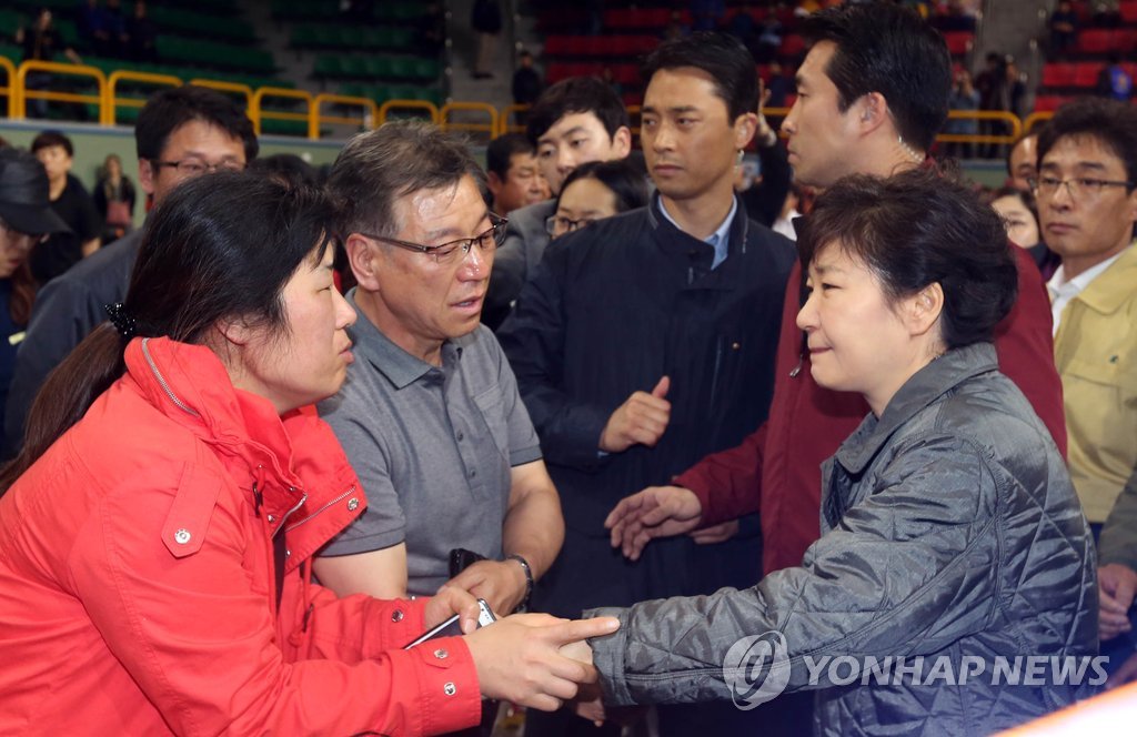 실종자 가족 위로하는 박 대통령
