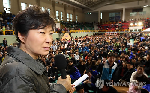 실종자 가족들에게 답변하는 박 대통령