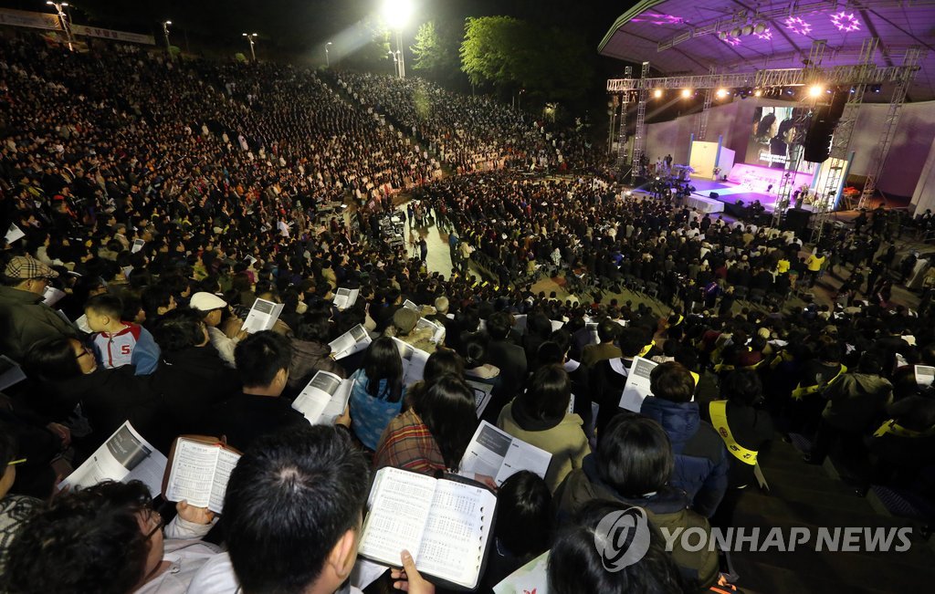 20일 오전 서울 연세대학교 노천극장에서 열린 '2014 한국교회 부활절 연합예배'에서 참가자들이 찬송가를 부르고 있다. 
