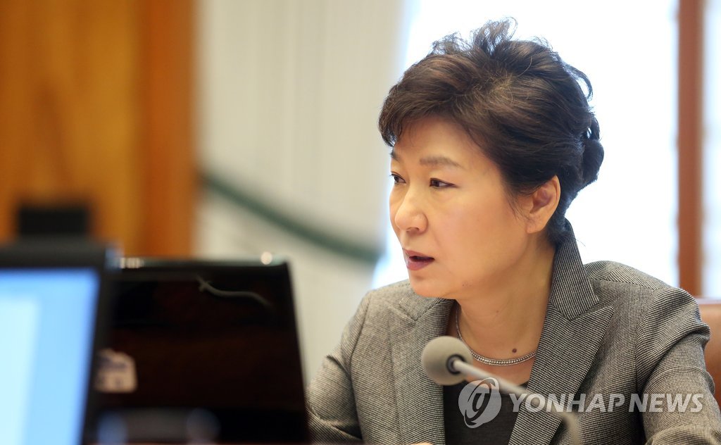 박근혜 대통령이 21일 청와대에서 열린 수석비서관회의에서 굳은 표정으로 세월호 참사에 대한 안타까움 등에 대해 말하고 있다.