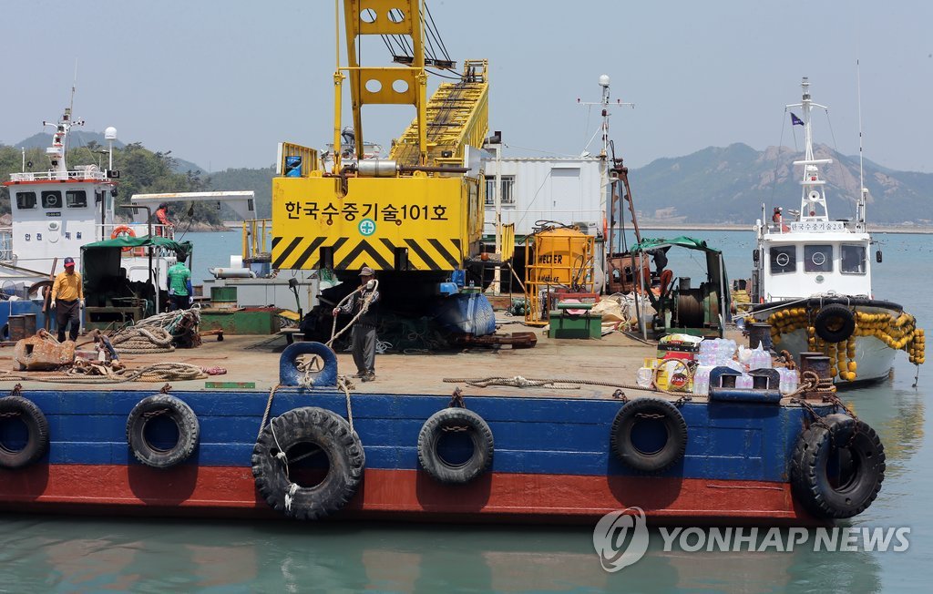 사고해역으로 향하는 다이빙 벨을 실은 바지선