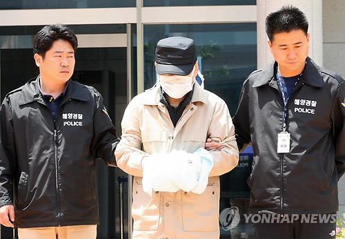법정 나서는 김한식 청해진해운 대표