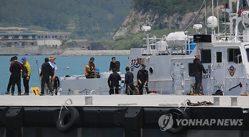 17일 오후 전남 진도군 임회면 팽목항에서 민간 잠수사들이 사고 해역으로 향하는 해경 경비정에 올라 출항 준비를 하고 있다.