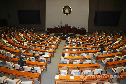 국회사무처가 현역의원들에게 겸직금지 및 영리업무 종사금지를 통보함에 따라 상임위에서 규칙 제정을 통한 의원들의 '겸직금지 완화' 시도에 제동이 걸릴지 주목된다. (연합뉴스 DB)