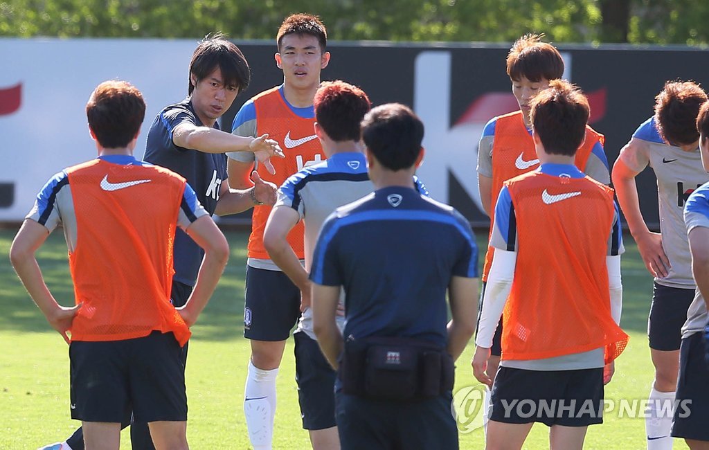 전술지도하는 홍명보 감독