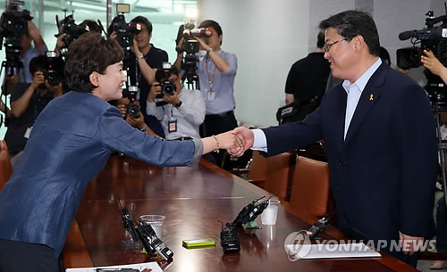 국회 '세월호 침몰사고 진상규명 국정조사 특별위원회'는 17일 오후 전체회의를 열고 전문가·유가족 대표 등이 참여하는 예비조사팀을 구성한다. 사진은 9일 여야 간사 회동 중 새누리당 조원진 의원(오른쪽)과 새정치민주연합 김현미 의원이 악수하고 있는 모습 (연합뉴스 DB)