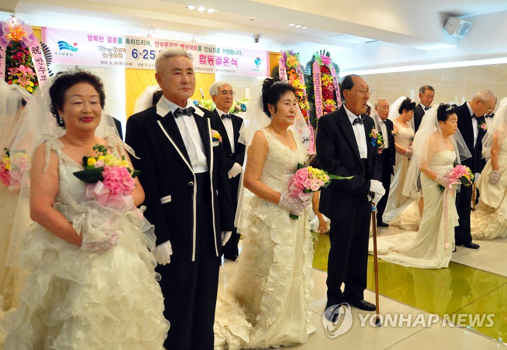 6·25 참전용사들의 합동 '웨딩 마치'