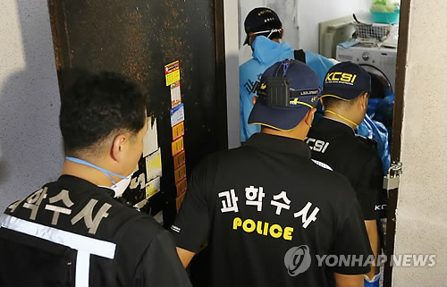 지난달 31일 오후 감식을 위해 현장으로 들어가는 경찰의 모습.