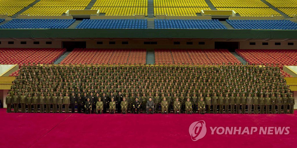 北 김정은, 실전훈련 마친 공수부대원과 기념사진