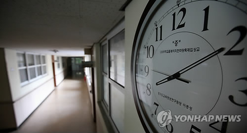9시 등교 "8시10분, 텅 빈 학교 복도"