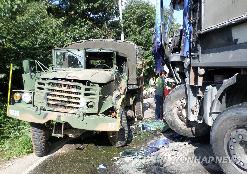 군용트럭 교통사고 당해 군인들 부상