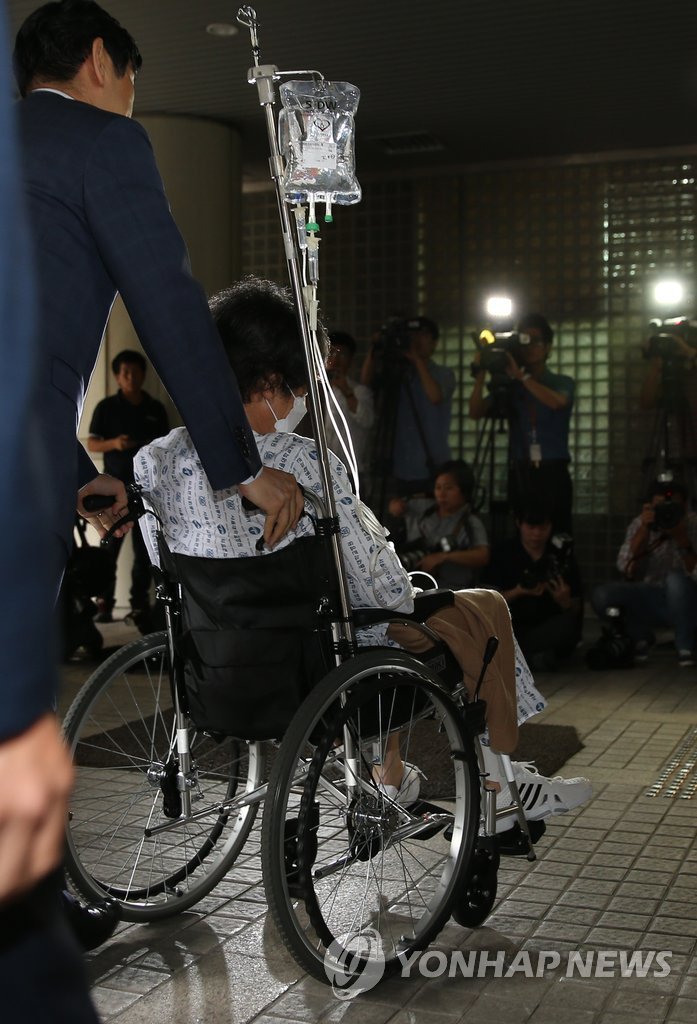 휠체어 타고 법정 출석한 이재현 CJ 회장