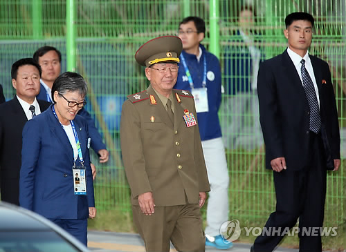 선수촌 나서는 황병서 북한군 총정치국장