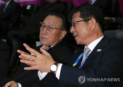 얘기 나누는 류길재 통일장관과 김양건 대남담당 비서