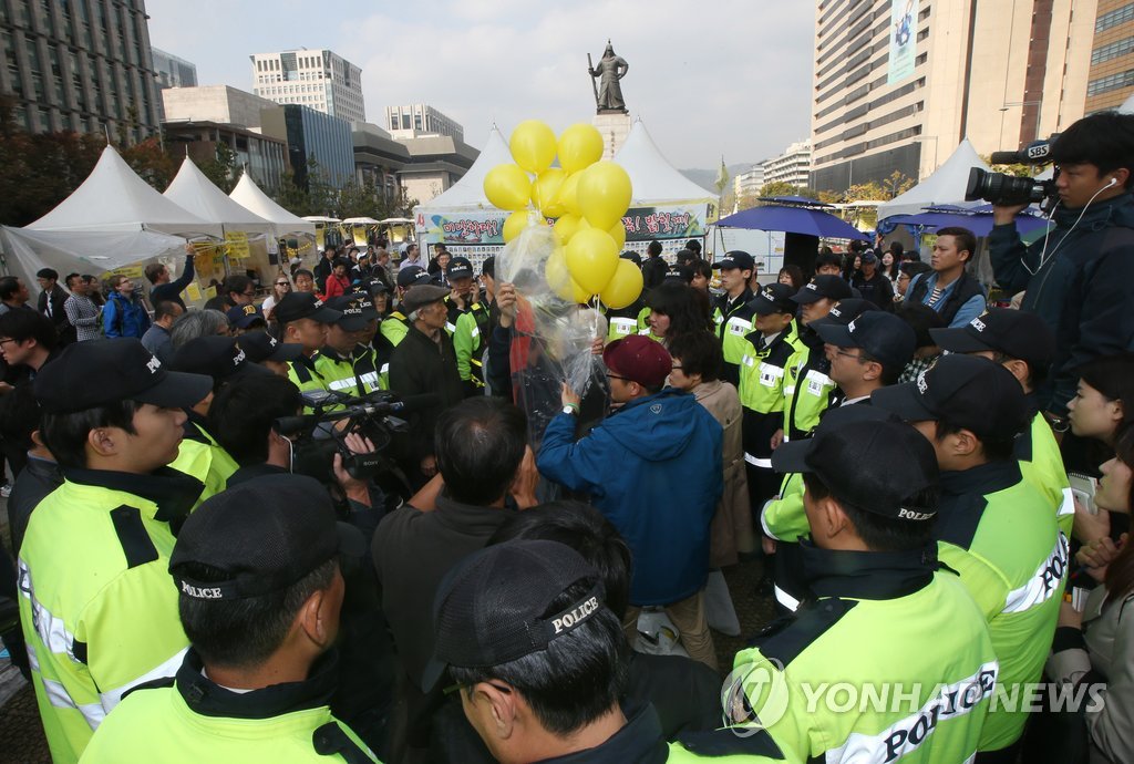 민권연대 '청와대 향해 날리는 전단지 막지말라'