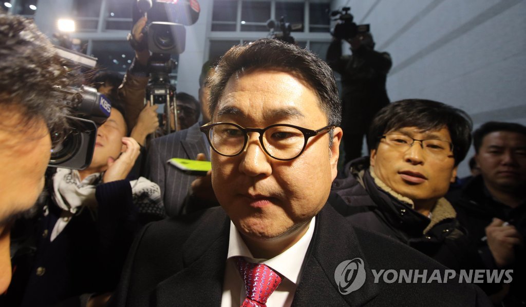 아동·청소년의 성보호에 관한 법률 위반 혐의를 받는 이석우 다음카카오 공동대표가 지난 10일 대전경찰청사로 들어가고 있다.
