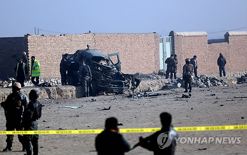 아프간 카불서 자살폭탄차량 테러
(AP=연합뉴스) 아프가니스탄 보안군이 18일(현지시간) 카불에서 자살폭탄차량 테러 현장을 조사하고 있다. 이 자살폭탄차량은 카불 외곽에서 경찰의 추격을 받던 중이었으며 차량 폭발로 경찰관 한 명이 숨지고 수명이 부상했다고 현지 관리들은 전했다.
marshal@yna.co.kr