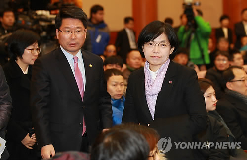 굳은 표정으로 심판정 입장하는 이정희 대표
